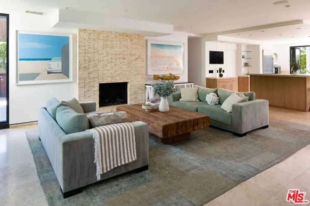 235 Entrada Drive Los Angeles, CA 90402