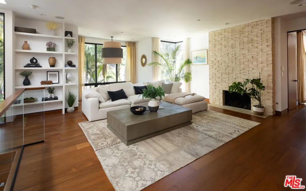 235 Entrada Drive Los Angeles, CA 90402