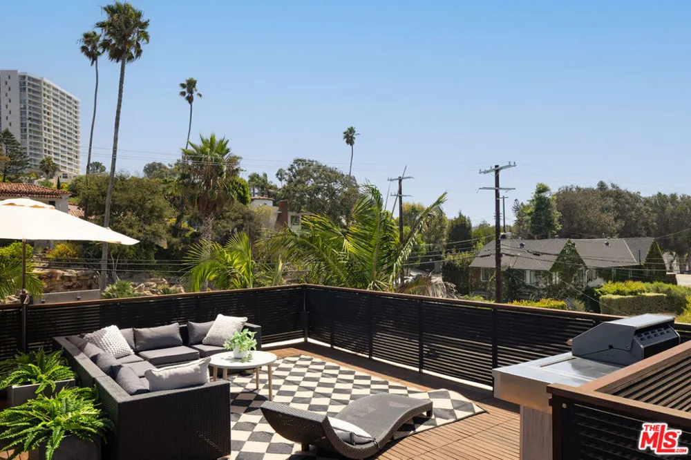 235 Entrada Drive Los Angeles, CA 90402
