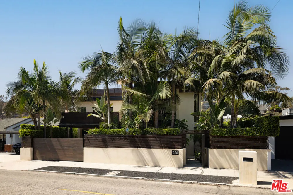 235 Entrada Drive Los Angeles, CA 90402