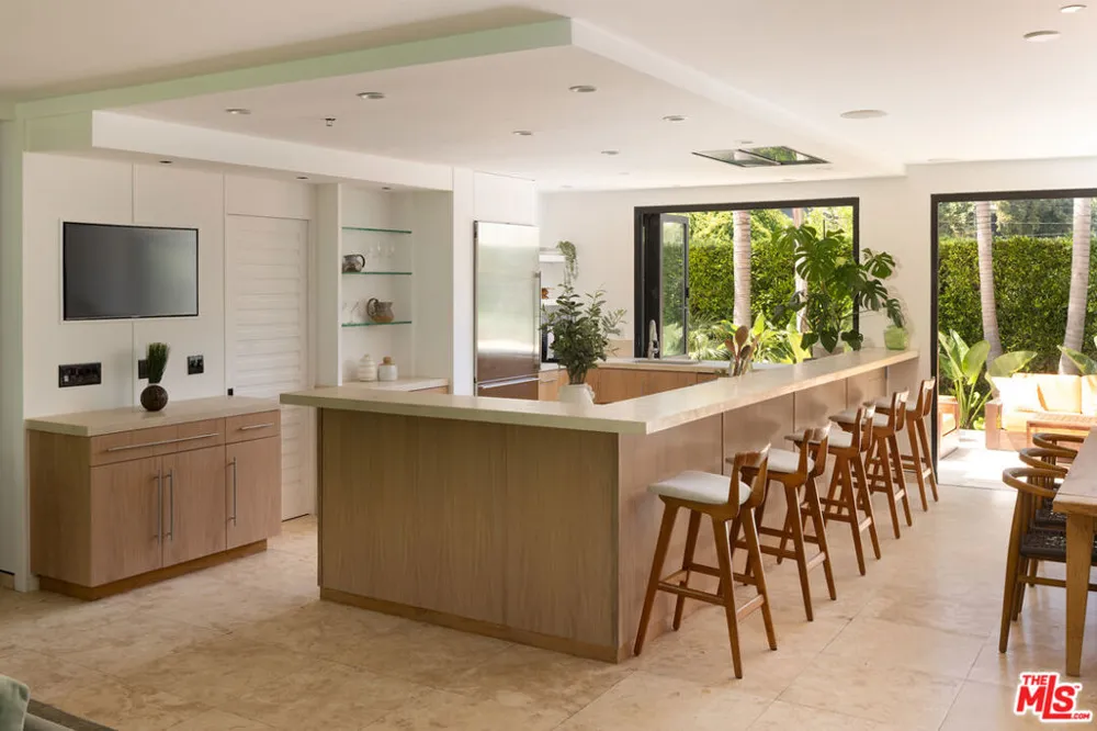 235 Entrada Drive Los Angeles, CA 90402