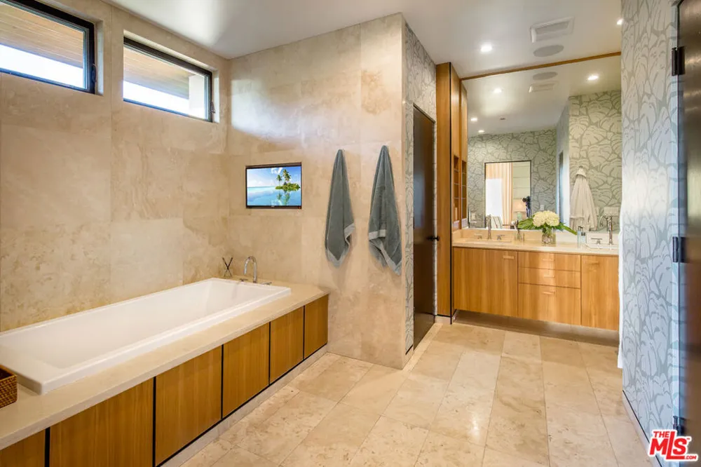 235 Entrada Drive Los Angeles, CA 90402