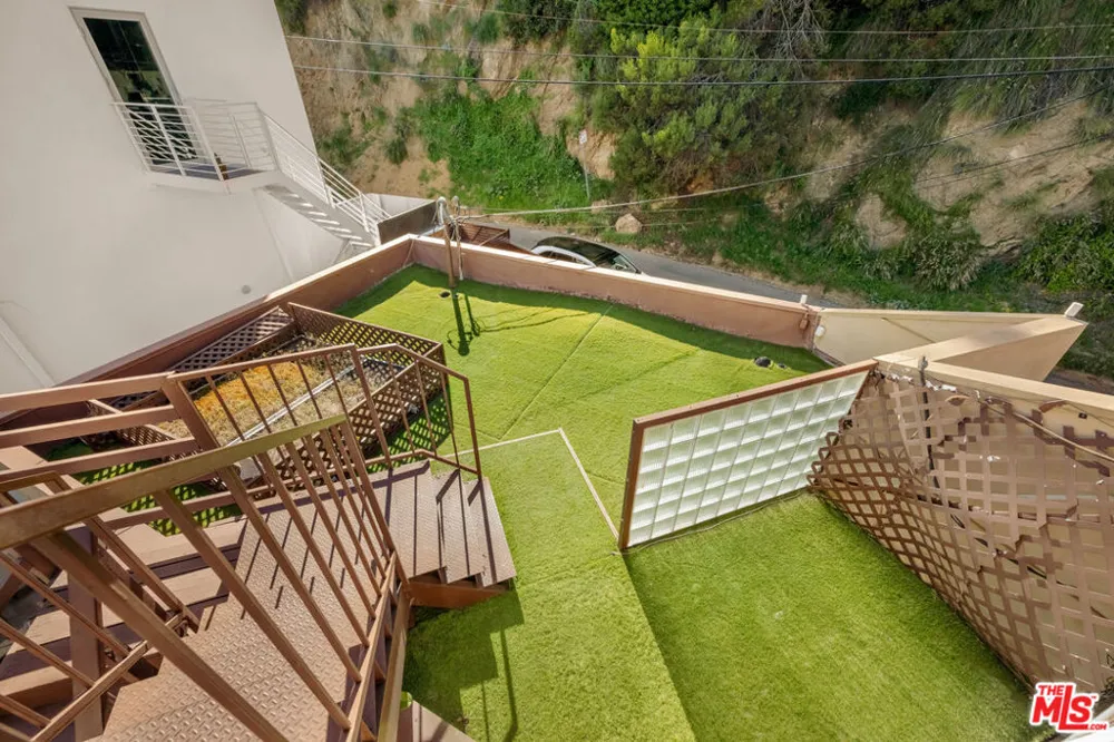 2189 Sunset Plaza Drive Los Angeles, CA 90069