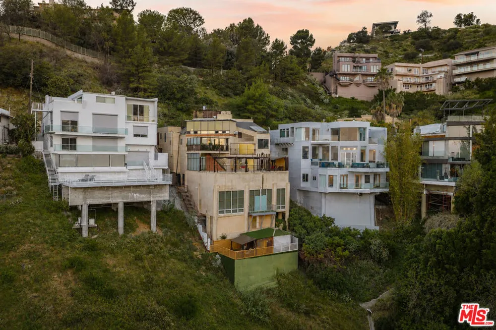 2189 Sunset Plaza Drive Los Angeles, CA 90069