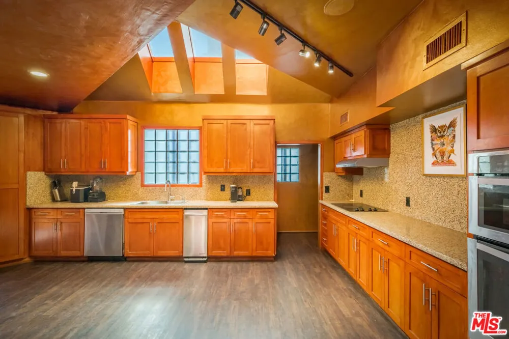 2189 Sunset Plaza Drive Los Angeles, CA 90069