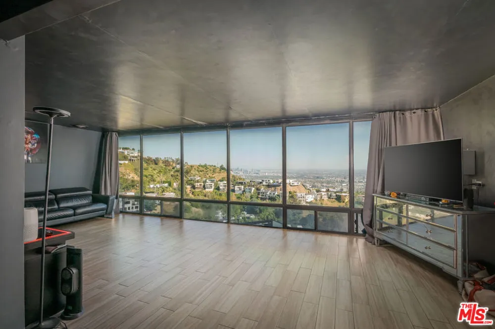 2189 Sunset Plaza Drive Los Angeles, CA 90069