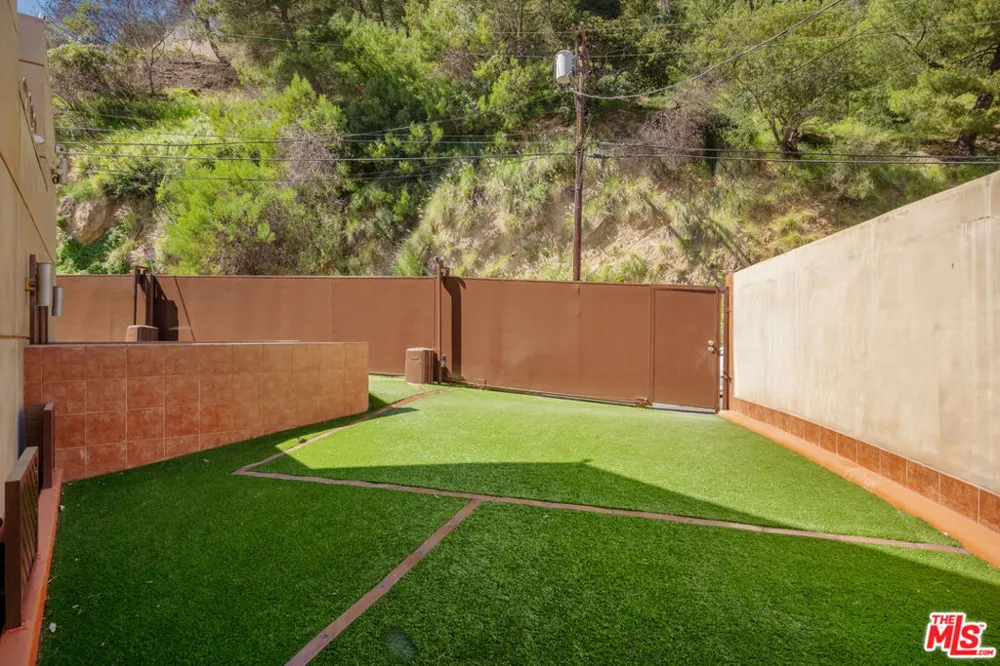2189 Sunset Plaza Drive Los Angeles, CA 90069
