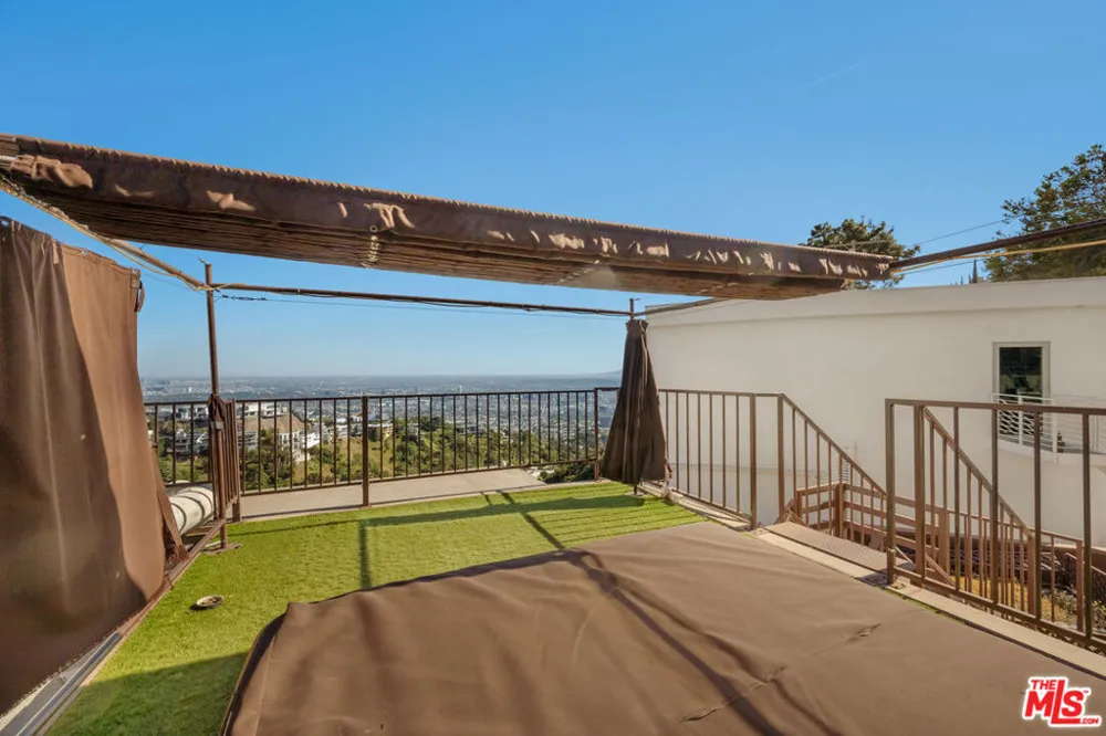 2189 Sunset Plaza Drive Los Angeles, CA 90069