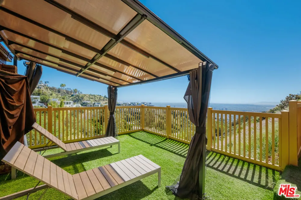 2189 Sunset Plaza Drive Los Angeles, CA 90069