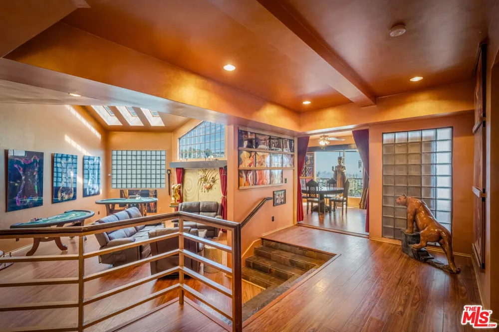 2189 Sunset Plaza Drive Los Angeles, CA 90069