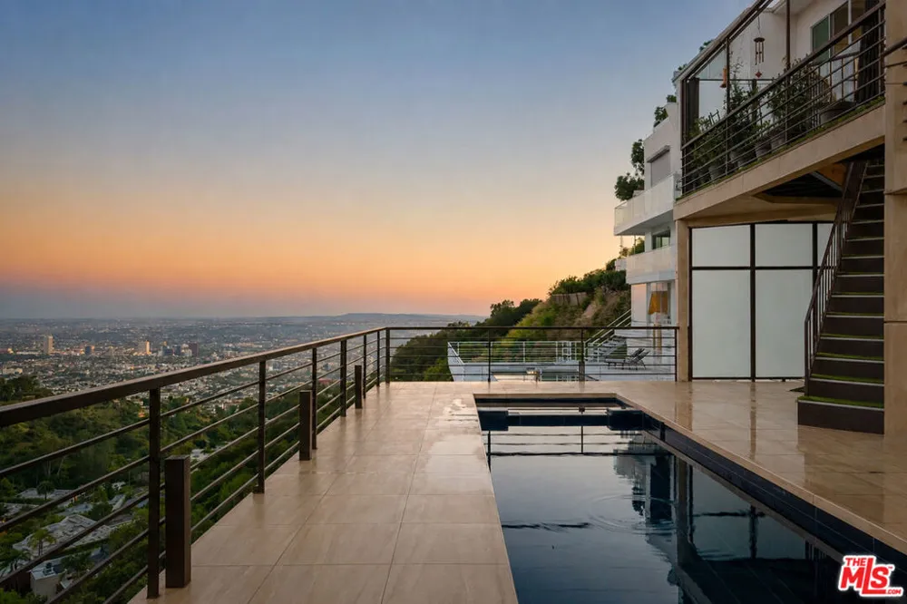 2189 Sunset Plaza Drive Los Angeles, CA 90069