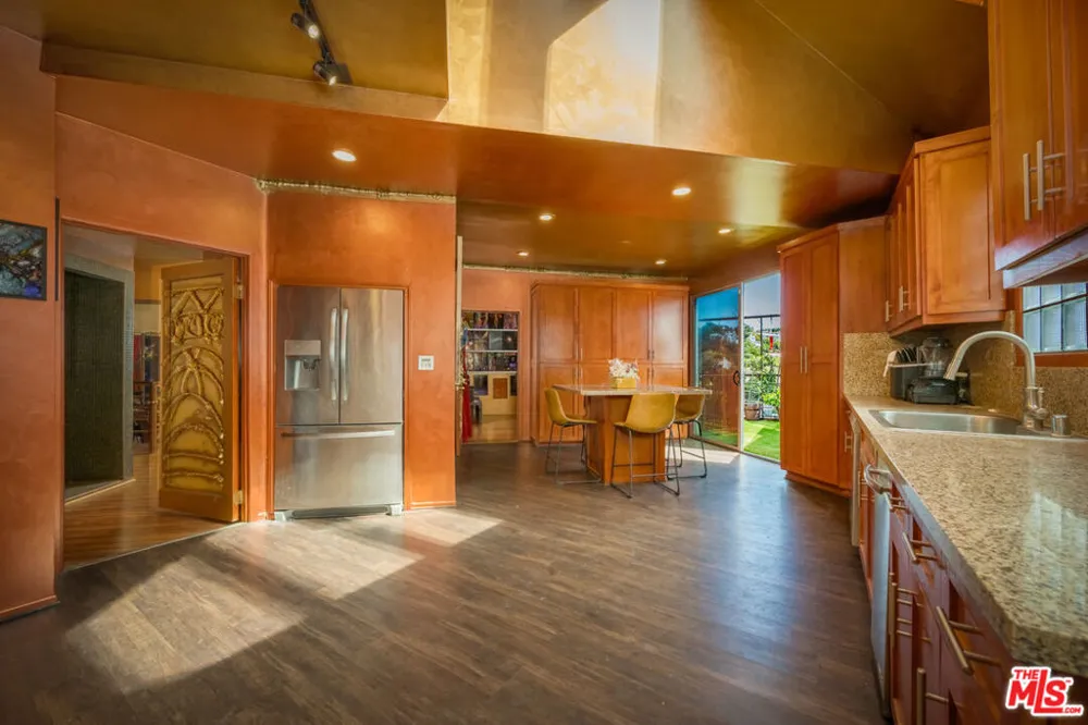 2189 Sunset Plaza Drive Los Angeles, CA 90069