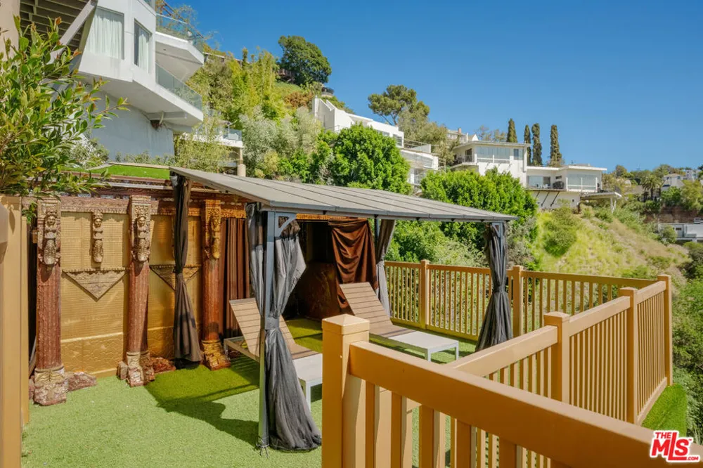 2189 Sunset Plaza Drive Los Angeles, CA 90069
