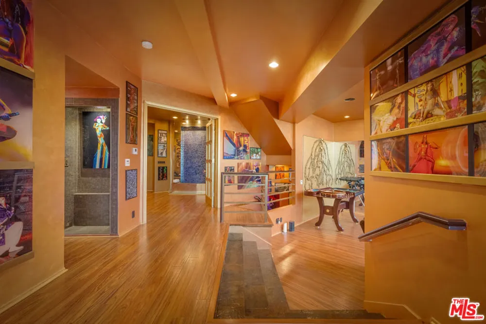 2189 Sunset Plaza Drive Los Angeles, CA 90069
