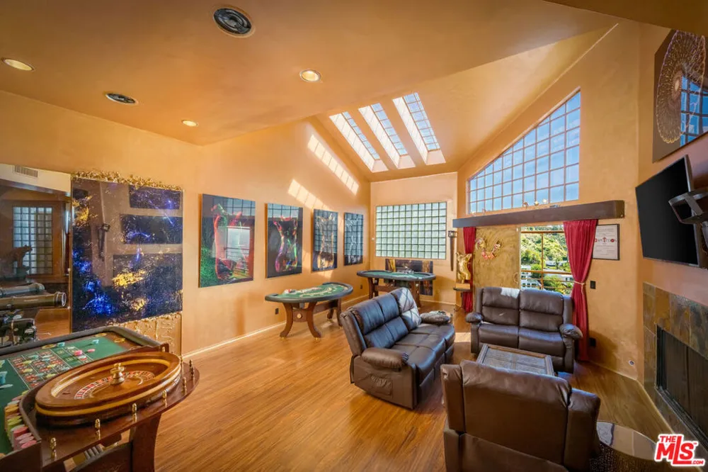 2189 Sunset Plaza Drive Los Angeles, CA 90069