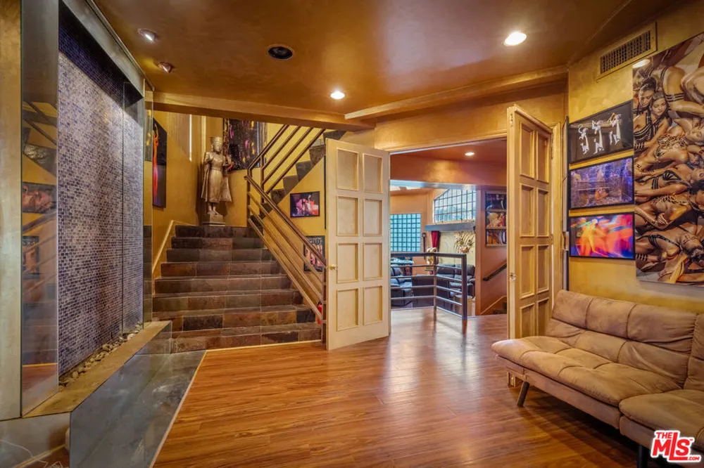 2189 Sunset Plaza Drive Los Angeles, CA 90069