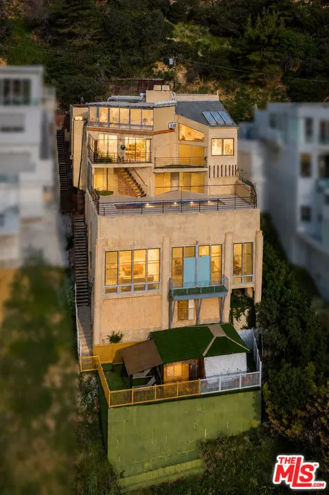 2189 Sunset Plaza Drive Los Angeles, CA 90069