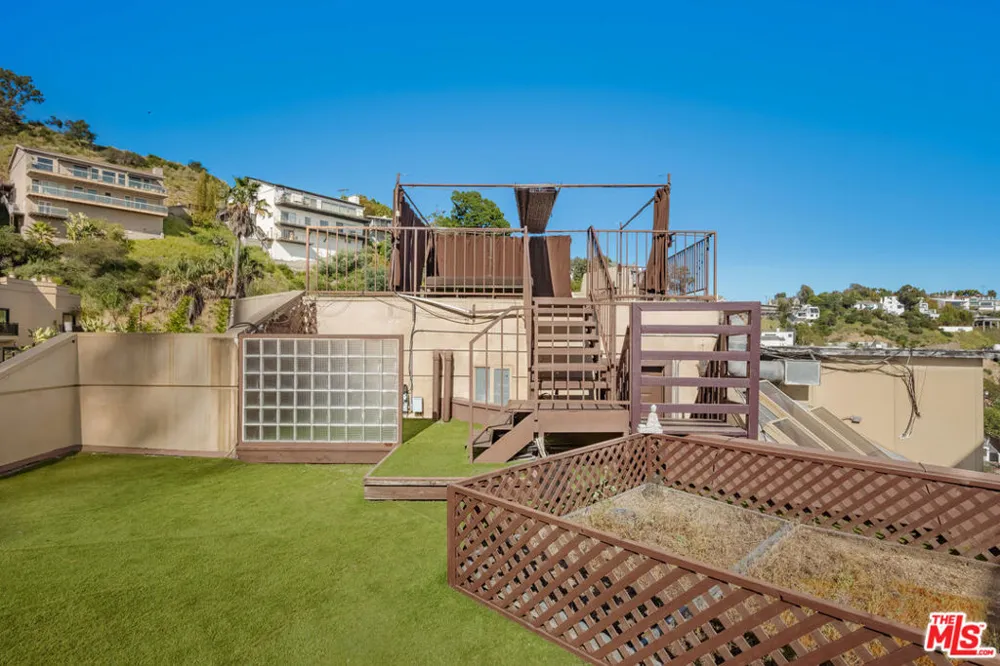 2189 Sunset Plaza Drive Los Angeles, CA 90069