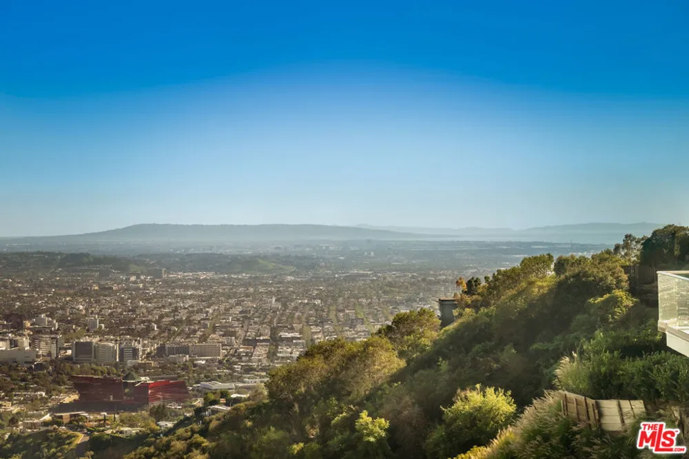 2189 Sunset Plaza Drive Los Angeles, CA 90069