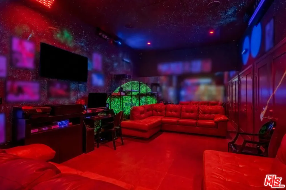 2189 Sunset Plaza Drive Los Angeles, CA 90069