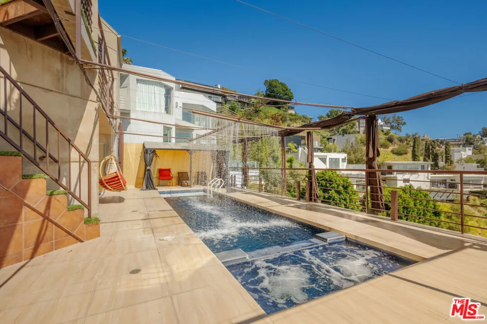 2189 Sunset Plaza Drive Los Angeles, CA 90069