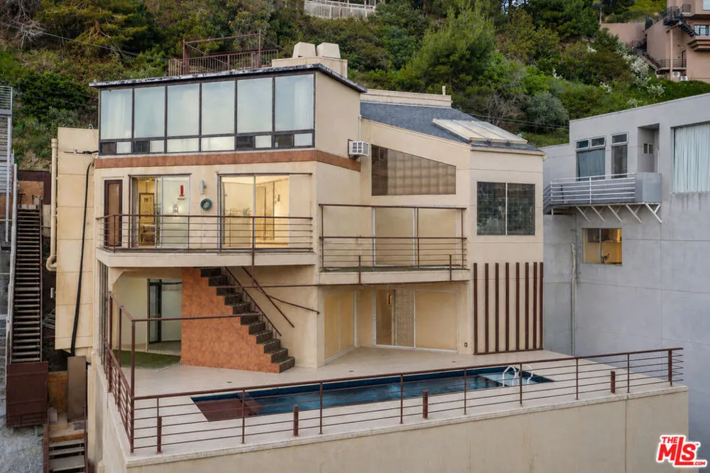 2189 Sunset Plaza Drive Los Angeles, CA 90069