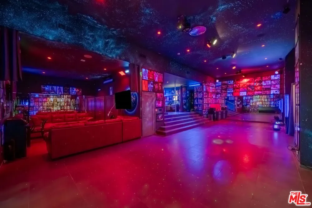 2189 Sunset Plaza Drive Los Angeles, CA 90069