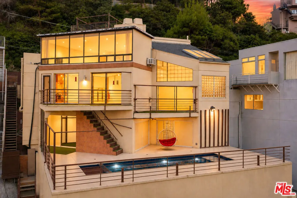 2189 Sunset Plaza Drive Los Angeles, CA 90069