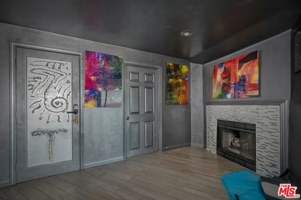 2189 Sunset Plaza Drive Los Angeles, CA 90069