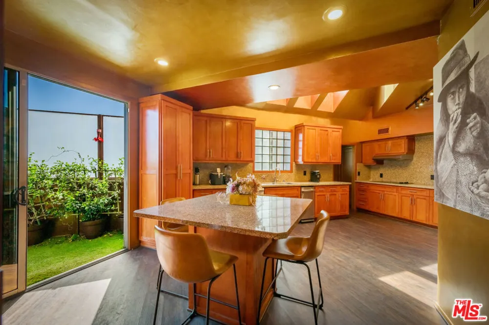 2189 Sunset Plaza Drive Los Angeles, CA 90069