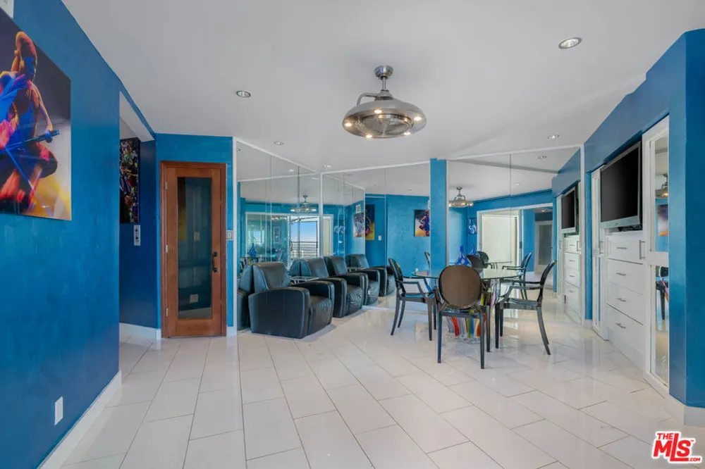 2189 Sunset Plaza Drive Los Angeles, CA 90069