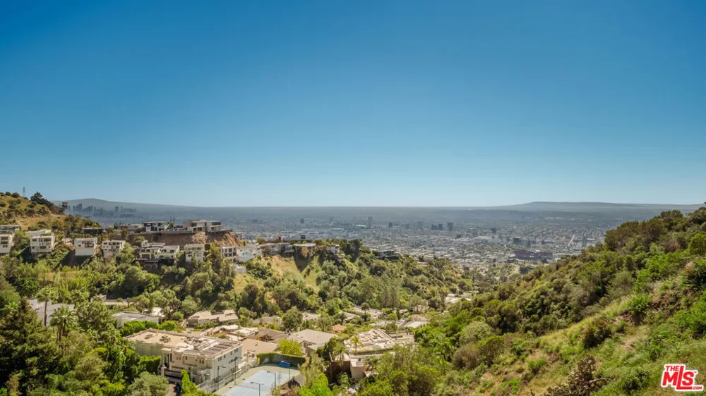 2189 Sunset Plaza Drive Los Angeles, CA 90069