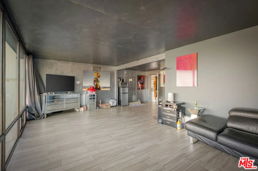 2189 Sunset Plaza Drive Los Angeles, CA 90069
