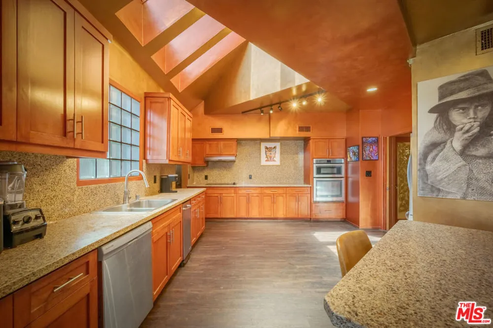 2189 Sunset Plaza Drive Los Angeles, CA 90069