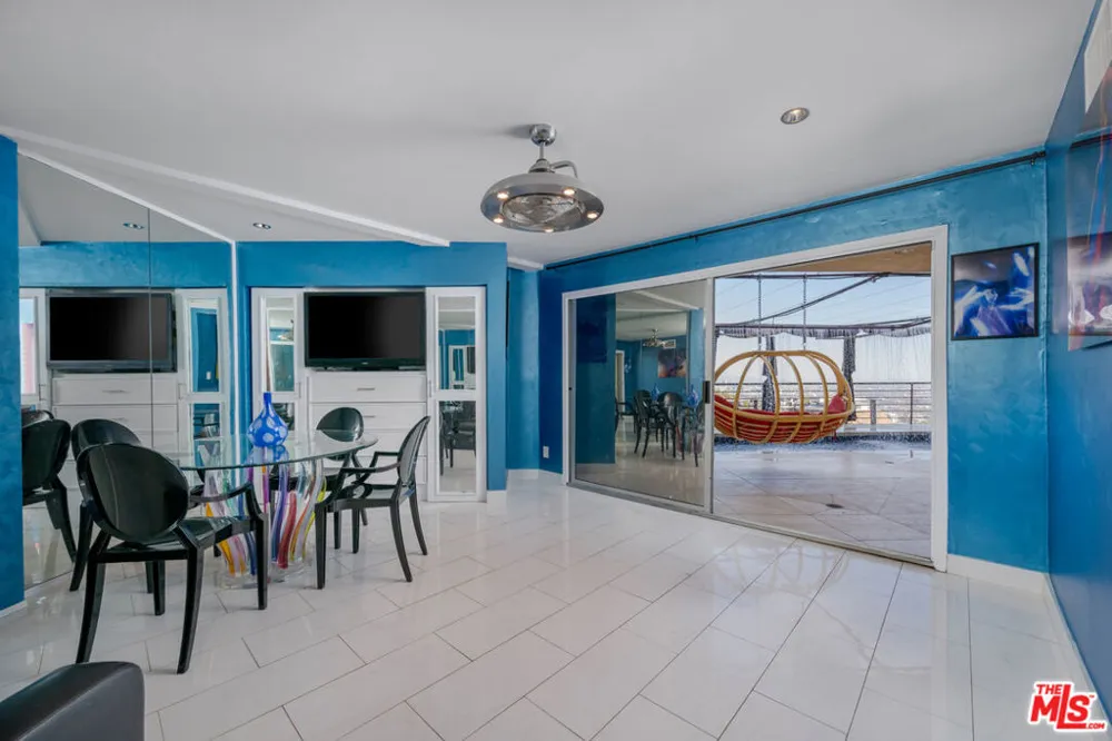 2189 Sunset Plaza Drive Los Angeles, CA 90069