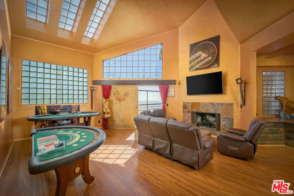 2189 Sunset Plaza Drive Los Angeles, CA 90069