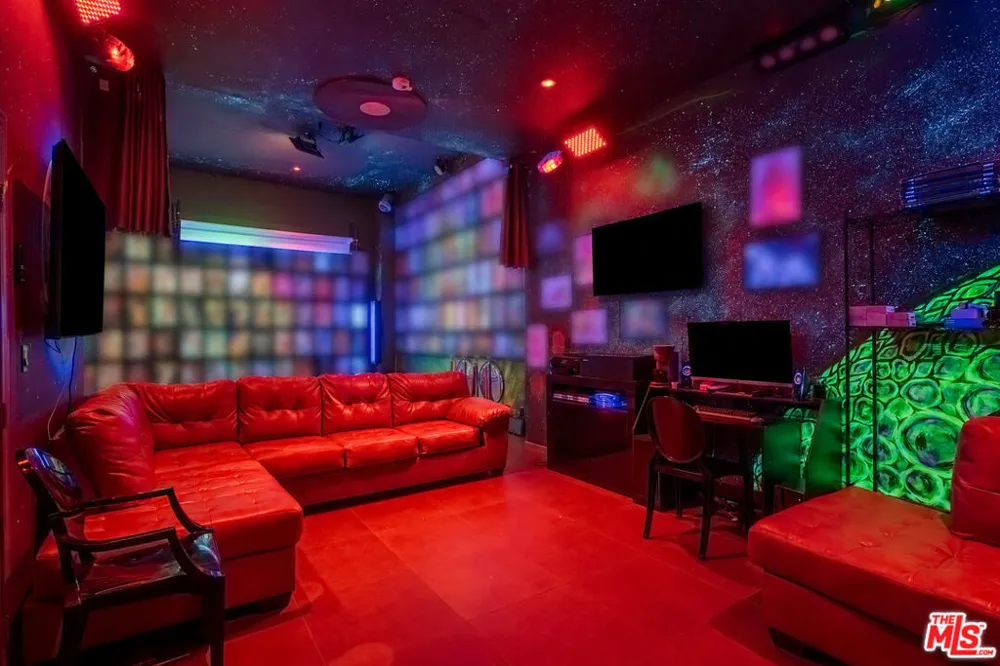 2189 Sunset Plaza Drive Los Angeles, CA 90069