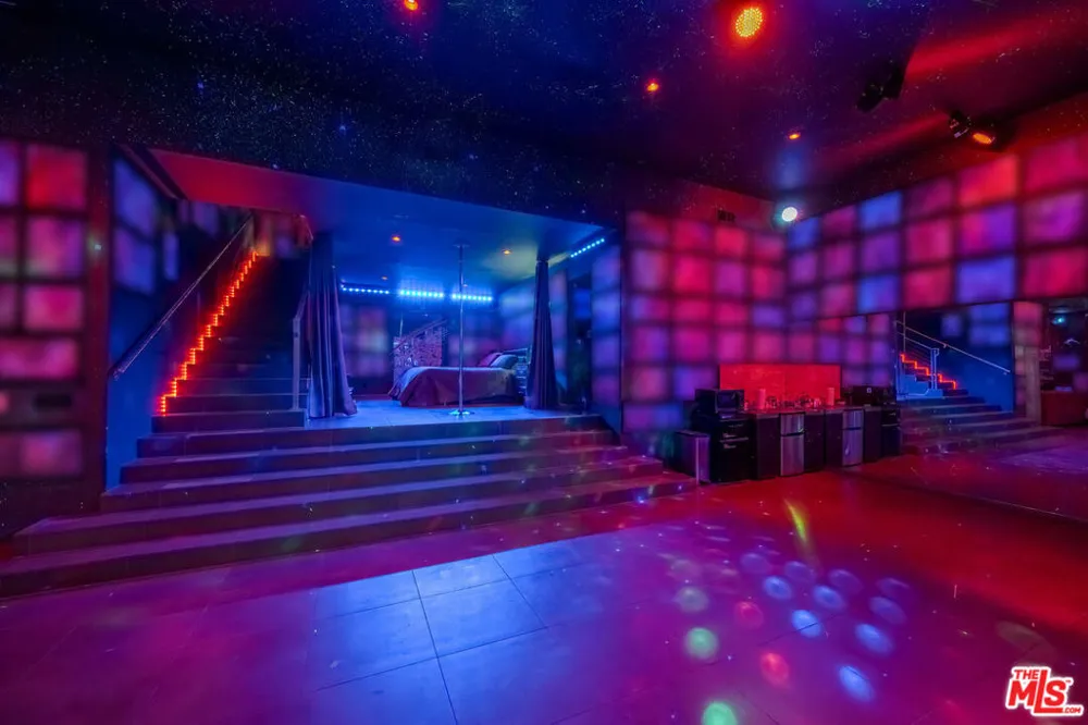 2189 Sunset Plaza Drive Los Angeles, CA 90069
