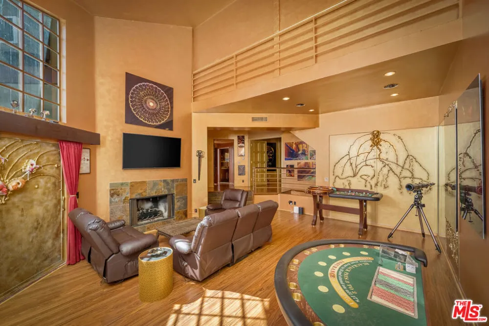 2189 Sunset Plaza Drive Los Angeles, CA 90069