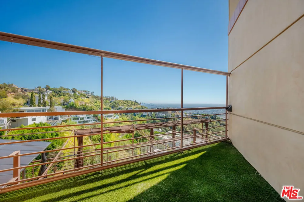 2189 Sunset Plaza Drive Los Angeles, CA 90069