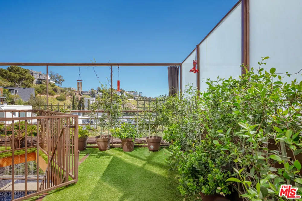 2189 Sunset Plaza Drive Los Angeles, CA 90069