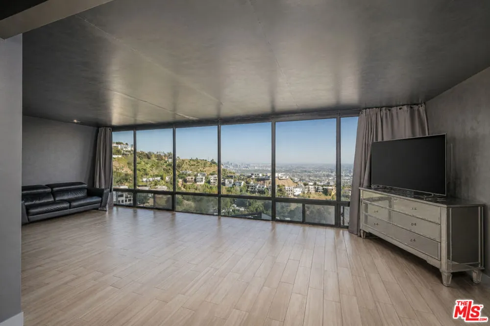 2189 Sunset Plaza Drive Los Angeles, CA 90069