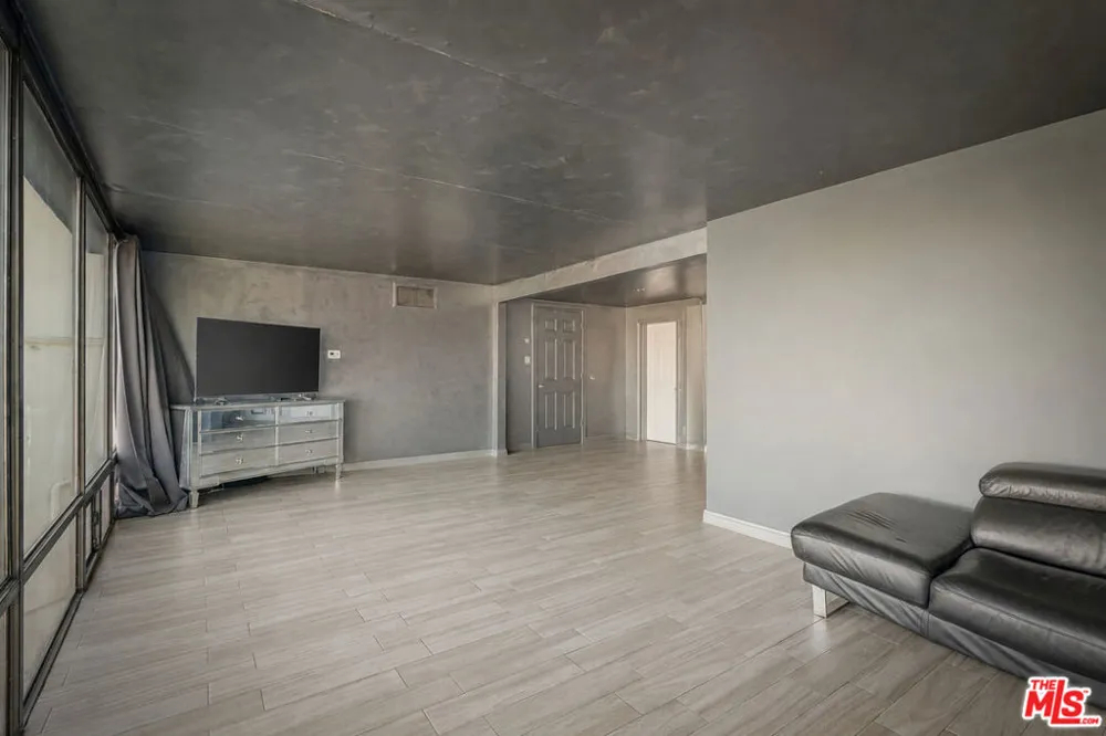 2189 Sunset Plaza Drive Los Angeles, CA 90069