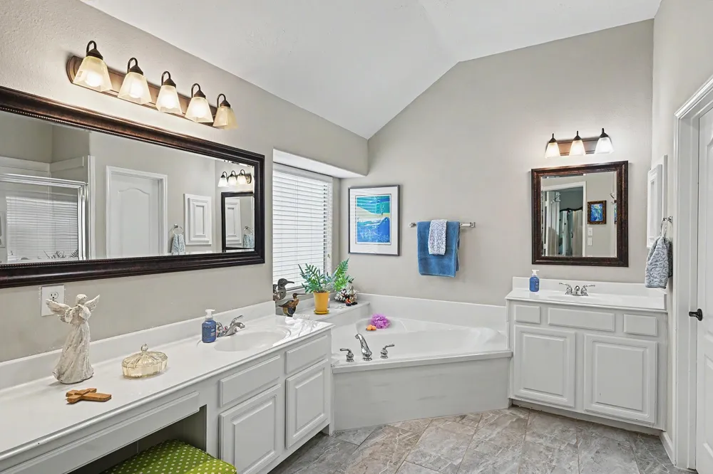 933 Mystic Village Lane Seabrook, TX 77586