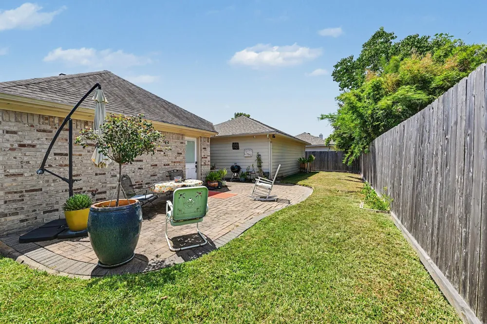 933 Mystic Village Lane Seabrook, TX 77586