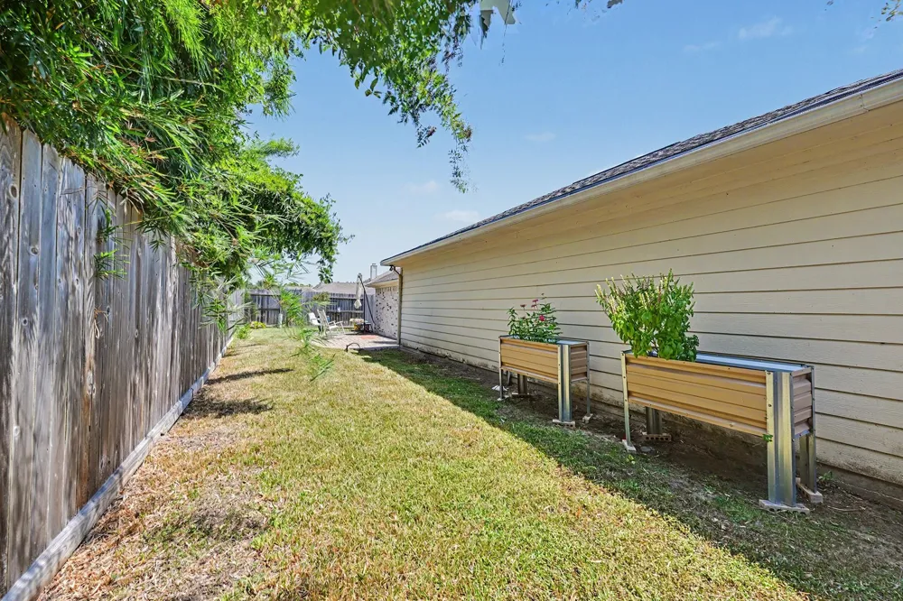 933 Mystic Village Lane Seabrook, TX 77586