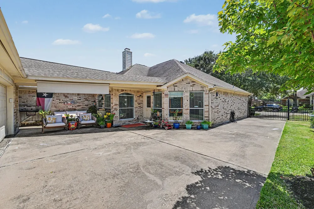 933 Mystic Village Lane Seabrook, TX 77586