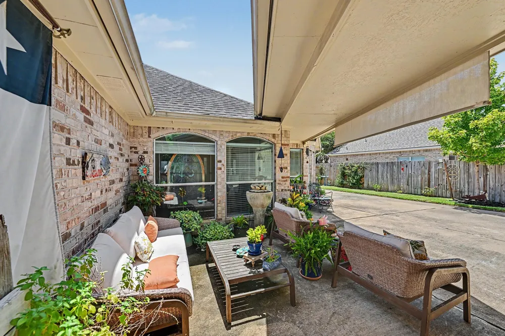 933 Mystic Village Lane Seabrook, TX 77586