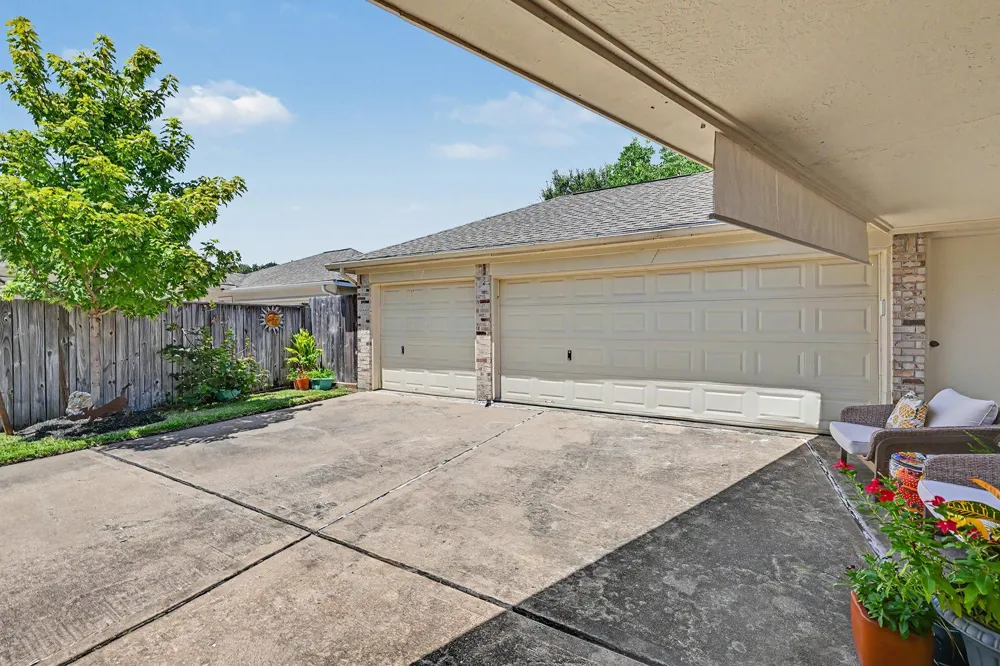 933 Mystic Village Lane Seabrook, TX 77586