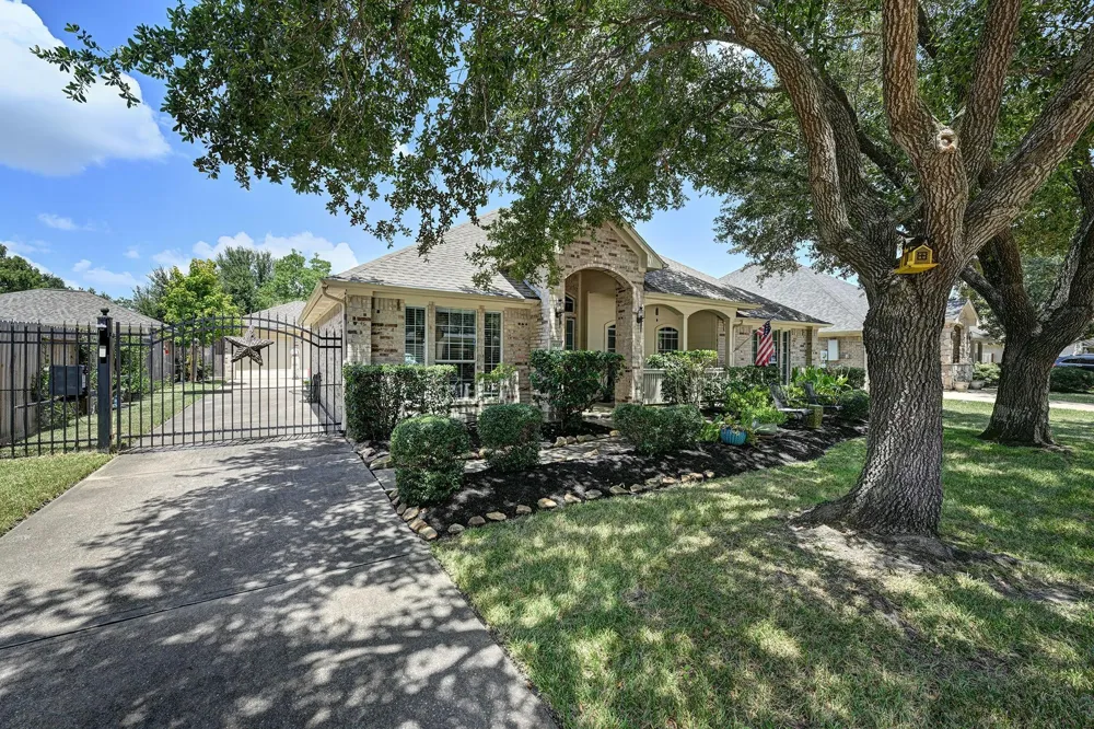 933 Mystic Village Lane Seabrook, TX 77586